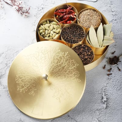 Handgemaakte Messing Specerijendoos 20 cm Goudkleurig met Gegraveerde Deksel – Ronde Decoratieve Masala Opbergbox met 7 Uitneembare Bakjes & Lepel, Ideaal voor Kruiden en Specerijen