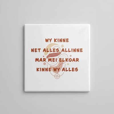 Wy Kinne Net Alles Allinne Tegel 15×15 cm – Inspirerende Friese Quote Keramische Wandtegel – Betekenisvol Samen Decor Cadeau