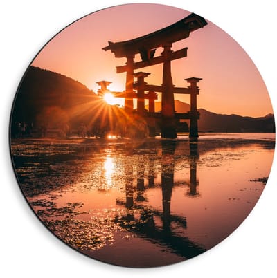 Dibond Wandcirkel - Chinese Poort Bij Water met Zonsondergang - 40x40cm Foto op Aluminium Wandcirkel (met ophangsysteem)
