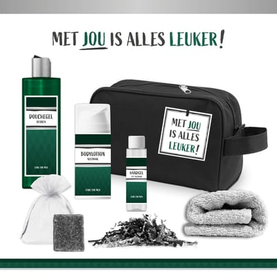 Geschenkset "Met jou is alles leuker!" - 6 Producten - 480 Gram - Triomf Cosmetica | Toilettes zwart Giftset voor hem Cadeau man Cadeautje Verjaardag Wellness Pakket Douchegel Dennen Cadeaupakket Vaderdag Vader Opa Broer Vriend Collega Groen