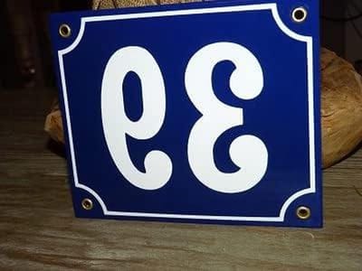 Huisnummer Emaille - Nummerbord Woning - Huis Herkenbaar Maken - Handgekleurd Reliëf - 18x15 cm - Blauw Wit