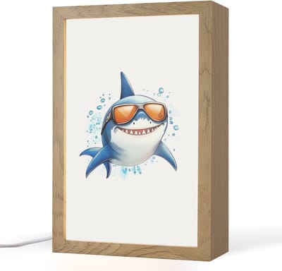 Nachtlampje 20x30 cm - Kinder lampje - Haai - Zonnebril - Blauw - Water - Tafellamp kinderkamer - Slaapkamer lamp - Bedlamp kinderen - Kinderlampje stopcontact - Wandlamp babykamer - Nachtlampjes