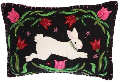 Vilt Kussen Haas met tulpen zwart,incl. vul. 35x10x24cm