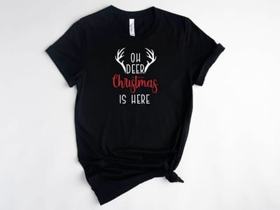Lykke | Oh Deer Christmas is Here T-Shirt |Mannen - Vrouwen - Unisex | Katoen | Zwart | Maat M