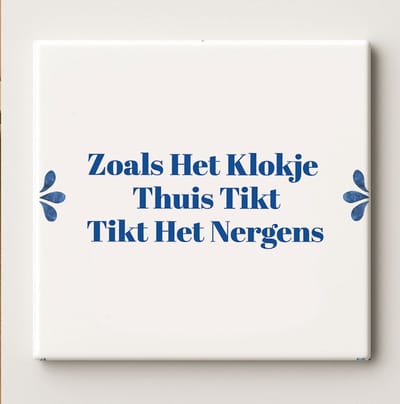 Keramische Tegel 15x15cm – “Zoals Het Klokje Thuis Tikt Tikt Het Nergens” – Blauw-Witte Delfts Blauwe Muurdecoratie