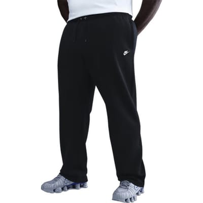 Nike club open-hem fleece broek in de kleur zwart.