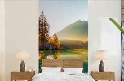 Behang - Fotobehang Meer - Bos - Bergen - Natuur - Zon - Landschap - Breedte 120 cm x hoogte 240 cm