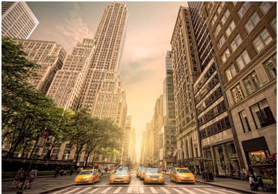 Fotobehangkoning - Behang - Vliesbehang - Fotobehang New York Taxis - Wolkenkrabbers - In the shadow of skyscrapers - 400 x 280 cm