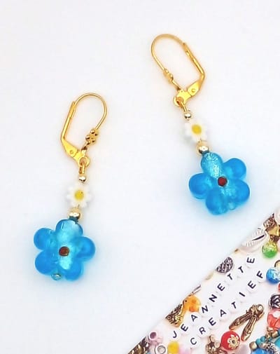 Jeannette-Creatief® - Chique - Bleu Flowers - Witte Millefiori Bloemen - Blauwe Glaskralen Bloem - Flowers - Oorbellen met bloemen - Blauwe Oorbellen - Dames Oorbellen - Moederdag
