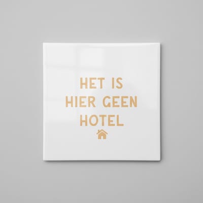 Grappige Huis Tekst Keramische Tegel – “Het Is Hier Geen Hotel” – Decoratieve Wandtegel 15×15 cm