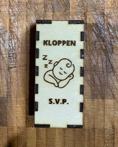 Houten deurbel cover - niet aanbellen, baby slaapt - OP MAAT GEMAAKT VOOR JOUW DEURBEL! - voorkom geluid als je kindje ligt te slapen - deurbord niet storen - niet aanbellen - kloppen