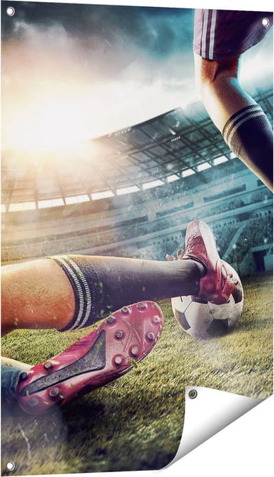 Gards Tuinposter Voetbal Sliding in het Stadion - 60x90 cm - Tuindoek - Tuindecoratie - Wanddecoratie buiten - Tuinschilderij
