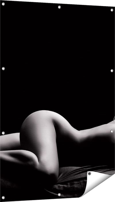 Gards Tuinposter Vrouw Naakt in Bed - Erotiek - Zwart Wit - 80x120 cm - Tuindoek - Tuindecoratie - Wanddecoratie buiten - Tuinschilderij