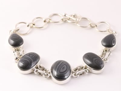 Zilveren armband met grote zwarte psilomelaan stenen