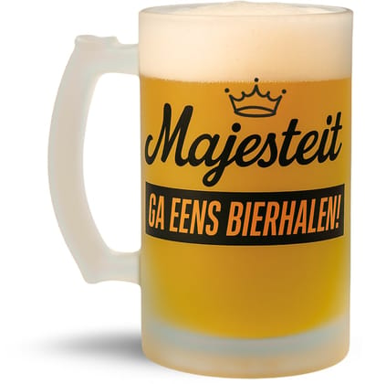 NietMokken.nl – Koningsdag Bierpul – Grappige Tekst Majesteit Ga Eens Bier Halen – Oranje Cadeau voor Hem of Haar – Koningsdag Kado – Glazen Biermok 470ml – Humoristisch Koningsdag Cadeautje