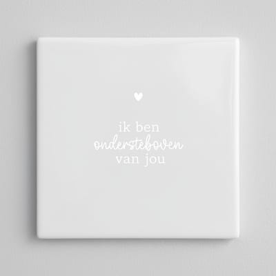 Ik Ben Ondersteboven Van Jou – Zachte Minimalistische Liefdesquote Keramische Tegel 15 × 15 cm | Romantische Woondecoratie Cadeau
