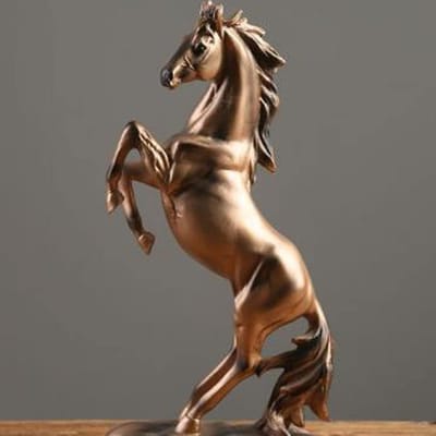 Paardenbeeldje - Hars sculptuur - Woondecoratie - Symbolisch ontwerp - 35 cm hoog - Goud