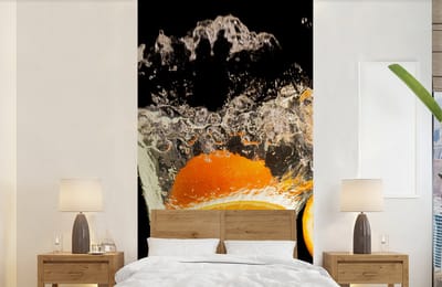 Behang - Fotobehang Sinaasappel - Stilleven - Water - Zwart - Fruit - Breedte 120 cm x hoogte 240 cm