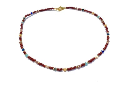 Korte ketting bordeauxrood en goud met edelsteentjes