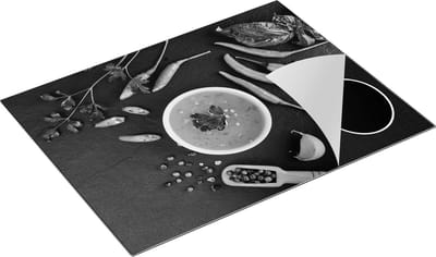 Chefcare Inductie Beschermer Hete Groenten op Zwarte Marmer - Groentes - Zwart Wit - 77x59 cm - Afdekplaat Inductie - Kookplaat Beschermer - Inductie Mat