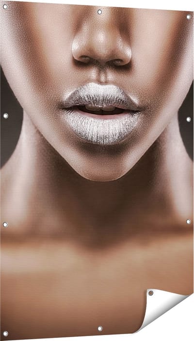 Gards Tuinposter Zilveren Lippen van een Afrikaanse Vrouw - 80x120 cm - Tuindoek - Tuindecoratie - Wanddecoratie buiten - Tuinschilderij