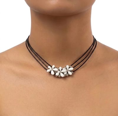 Zwarte koord ketting voor dames met zilverkleurige bloemen