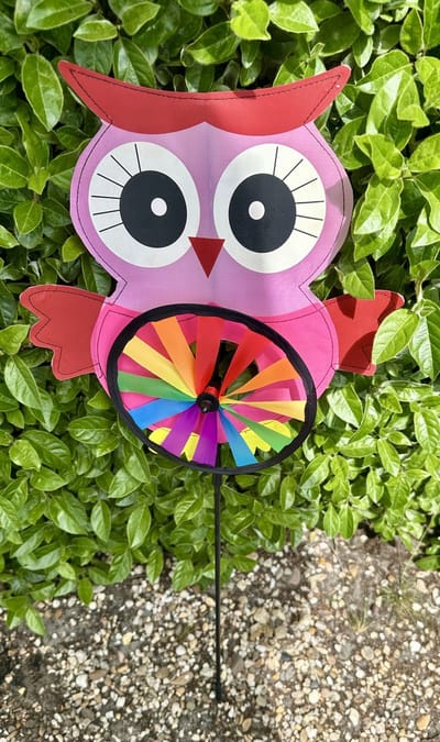 Windmolen met "Gekleurde Uil" - meerkleurig + roze - nylon + kunststof steker- dia 16 cm x hoogte 76 cm - Tuinaccessoires - Tuinstekers