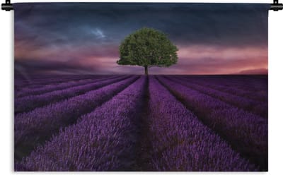 Wandkleed Bloemenvelden - Boom in een paars bloemenveld Wandkleed katoen 90x60 cm - Wandtapijt met foto