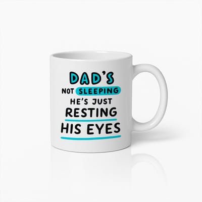 Grappige Vader Koffiemok 330ml | "Papa Slaapt Niet, Hij Rust Alleen Zijn Ogen" | Humoristisch Cadeau voor Vaders