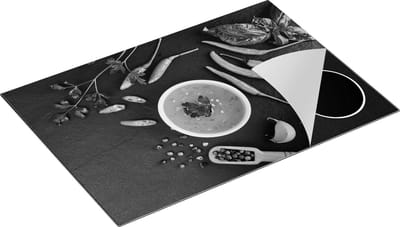 Chefcare Inductie Beschermer Hete Groenten op Zwarte Marmer - Groentes - Zwart Wit - 75x50 cm - Afdekplaat Inductie - Kookplaat Beschermer - Inductie Mat
