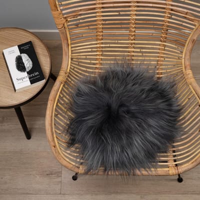 WOOOL Schapenvacht Chairpad - IJslands Donker Grijs (38cm) ROND - Stoelkussen - 100% Echt - Eenzijdig