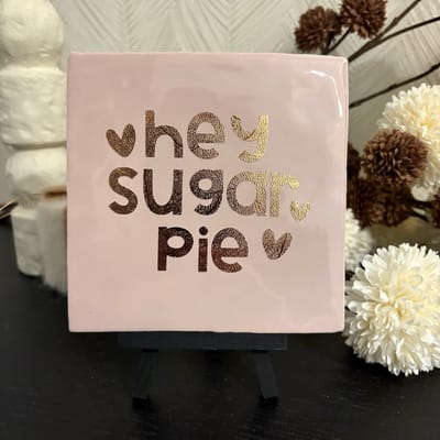 Hartjespost | Tegeltje Hey sugar pie, zalm roze, brons | tegeltjes met tekst | spreuktegel | tegeltjeswijsheden | Cadeau | Valentijn | Liefde | Valentijnscadeau | Cadeau voor hem of voor haar | 14 Februari | V-Day | Valentine | Romantisch | 13x13