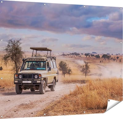 Gards Tuinposter Safari Auto in de Savanne - 150x120 cm - Tuindoek - Tuindecoratie - Wanddecoratie buiten - Tuinschilderij
