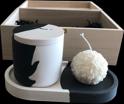 BAM Kaarsen Wild Figs Geschenkset – Geurkaars 140 g met Houten Lont – Handgemaakte Rozenkaars en Zwart-Wit Ovaal Schaaltje