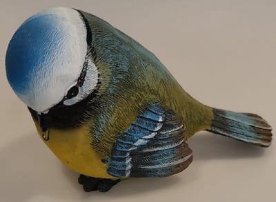Een leuke vogel 11 x 8cm als decoratie in je huis, serre of tuinkamer. Een mooie koolmees in de kleuren blauw en geel. Erg leuk om te kopen voor jezelf of te geven als cadeau.