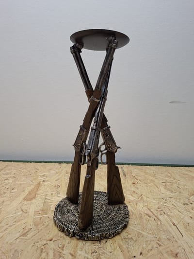 Kandelaar met geweren - Geweer - Decoratie - Woonaccessoires - 35cm Hoog