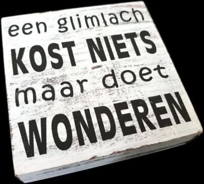 Tekstblok 15 x 15 cm -Een glimlach kost niets - Antique White