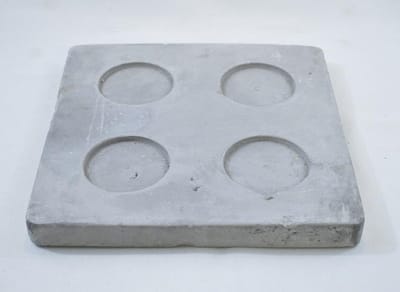 ZoeZo Design - Waxinelichtjeshouder - robuust - stoer - sober - beton - voor 4 waxinelichtjes - H 2 cm x 21.5 x 21.5 cm