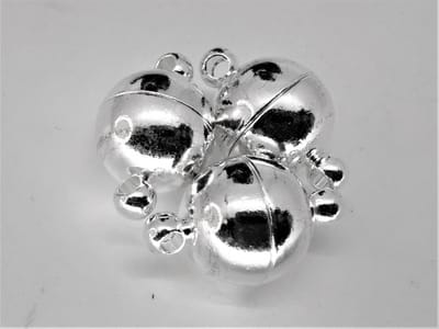 3 x verzilverd - magneet sluiting rond - Ø 10 mm. magneet sluiting voordelen en gemak voor sieraden als sluiting. Magnetische Sluiting zijn heel handig voor oudere of mensen die veel moeite heeft om sieraden dicht en open te maken,