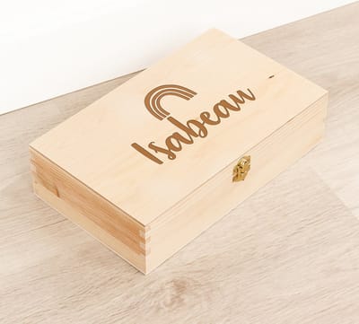 Houten kistje 'Isabeau' Regenboog - Tekenkist - Herinneringsdoos - Kraamcadeau - Knutseldoos - Memorybox - Baby - Geboorte