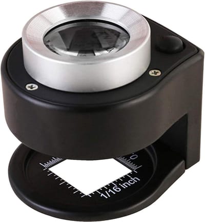 Daity 30x Vergrootglas met 6 LED's — Draagbaar - opvouwbaar metalen tafelvergrootglas met schaalverdeling — Een hulpmiddel bij het naaien en inspectiegereedschap voor textiel, optica, sieraden, munten en de authenticatie van valuta (Zwart)
