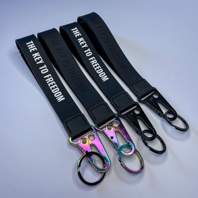 Swerve Gear - Stoere Motor Sleutelhanger - Motor - Motorfiets - Scooter - Auto - Kado voor motorrijders - Zwarte Haak - Zwart op Zwart