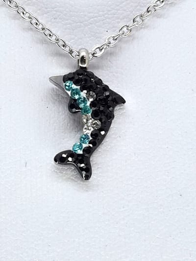DolfijnKetting - RVS - schakelketting met dolfijnhanger met zwarte en blauwe kristallen, Sieraad staat bekend om zijn minimalistische en elegante uitstraling.