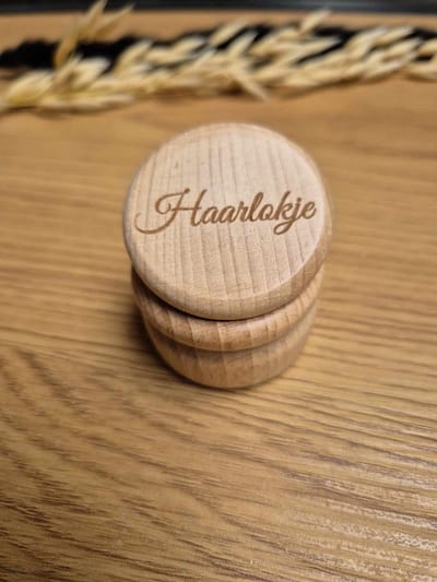 Bewaardoosje | haarlokje | haarlokdoosje | opdruk: gegraveerd | bewaarpotje | haarlokpotje | Sierlijk Lettertype