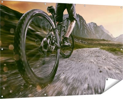 Gards Tuinposter Moutainbike Fietser in de Bergen - 150x100 cm - Tuindoek - Tuindecoratie - Wanddecoratie buiten - Tuinschilderij