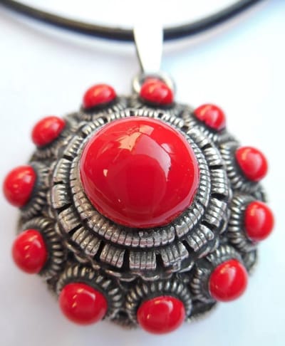 Zeeuwse knop 38 mm bol met rode emaille en leren veterketting