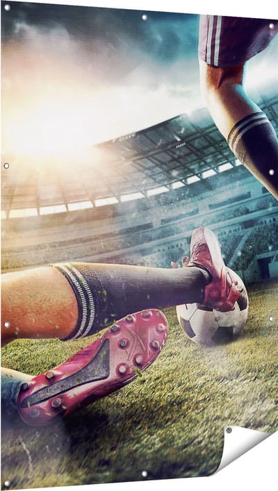 Gards Tuinposter Voetbal Sliding in het Stadion - 100x150 cm - Tuindoek - Tuindecoratie - Wanddecoratie buiten - Tuinschilderij