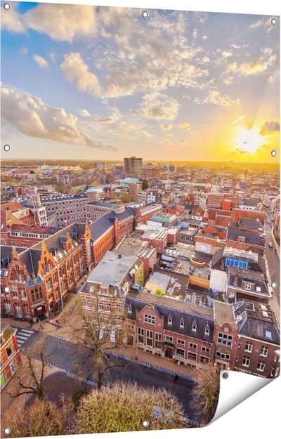 Gards Tuinposter Groningen Stad bij Zonsondergang - 90x120 cm - Tuindoek - Tuindecoratie - Wanddecoratie buiten - Tuinschilderij