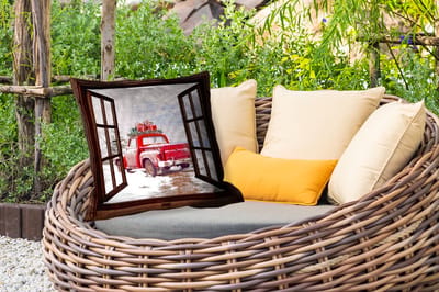 Sierkussen Buiten - Doorkijk - Auto - Rood - Cadeaus - Winterlandschap - Kerst - 60x60 cm - Weerbestendig