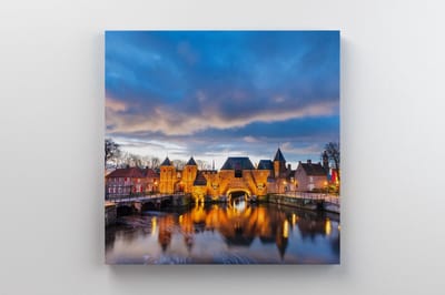 Schilderij Amersfoort op 300 g/m2 100% canvas gedrukt | 60 x 60 cm | 18 mm houten canvas frame | 4/0 full colour gedrukt | Zeer hoge kwaliteit canvas schilderij | Met ophangsysteem